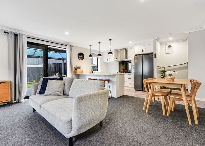  at 2/64 Cabourne Drive, Glenview, Hamilton