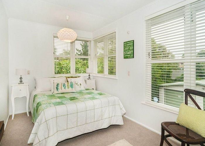  at 9 Farringdon Street, Glen Innes, Auckland