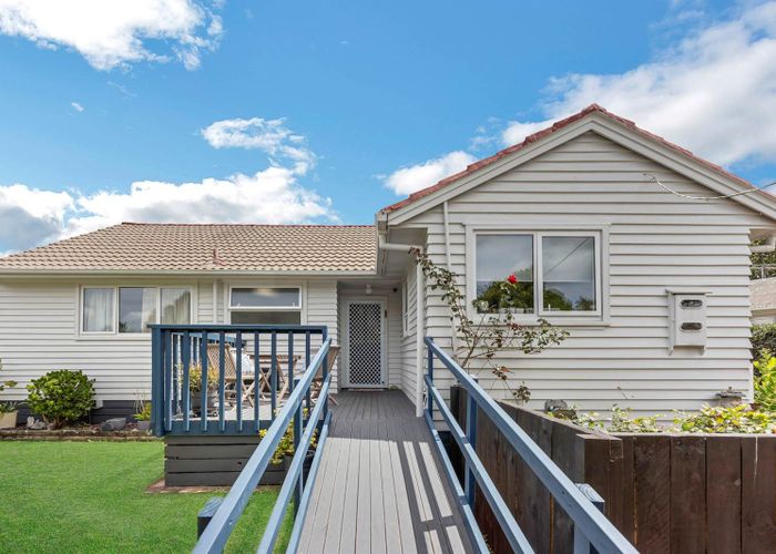  at 2/331 Royal Road, Massey, Auckland