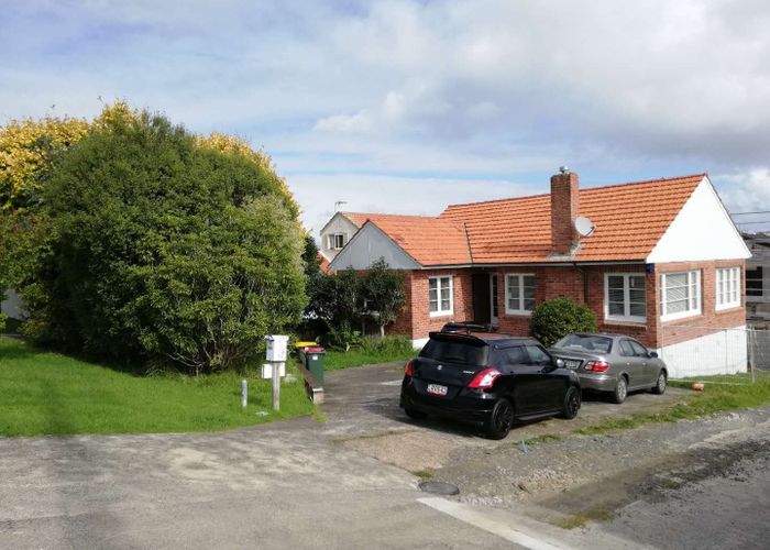  at 22 Dallinghoe Crescent, Milford, Auckland