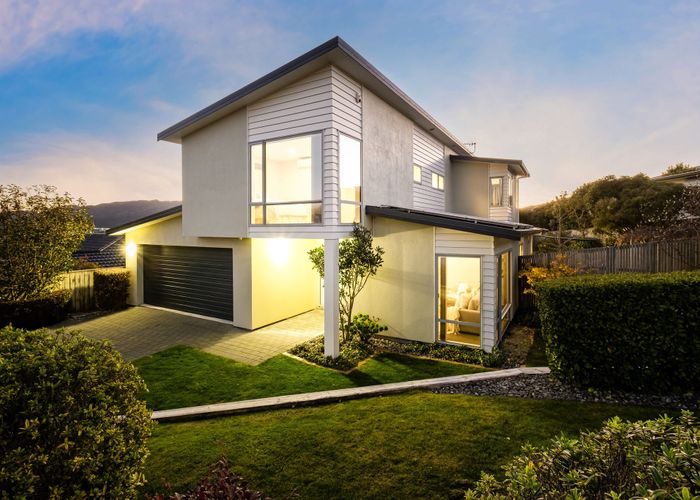  at 6 Sumner Terrace, Aotea, Porirua