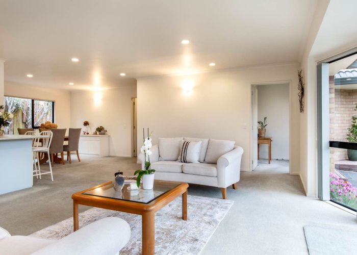  at 2/6 Wairere Road, Torbay, North Shore City, Auckland