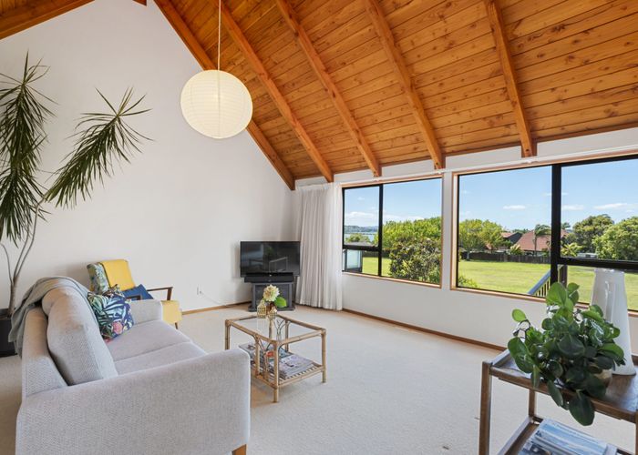  at 2/13 Nimrod Place, Half Moon Bay, Auckland