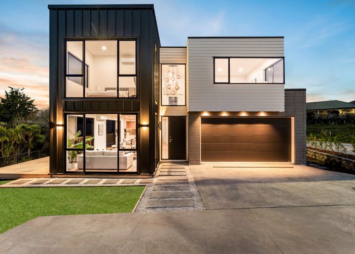  at 16 McMenamin Place, Fairview Heights, Auckland
