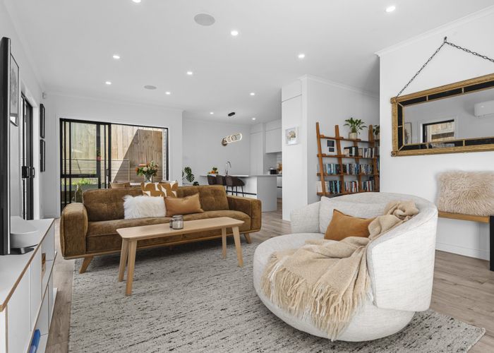  at 562D Beach Road, Rothesay Bay, Auckland