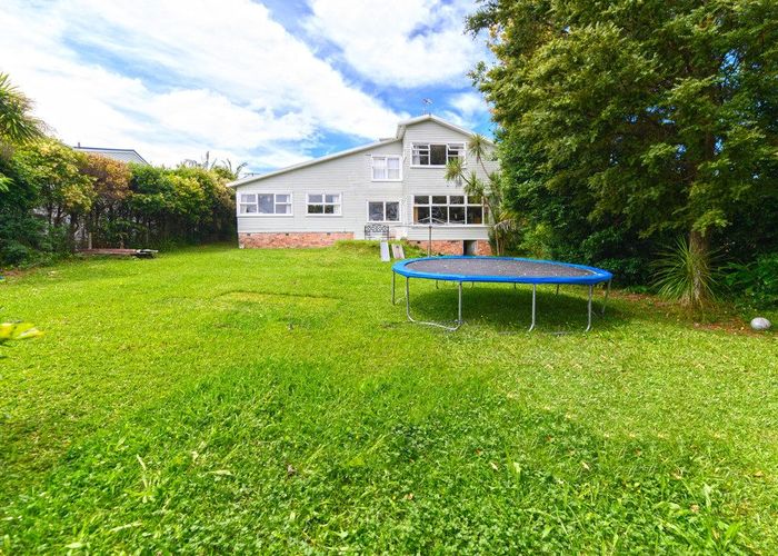  at 19 Roberts Road, Glenfield, Auckland