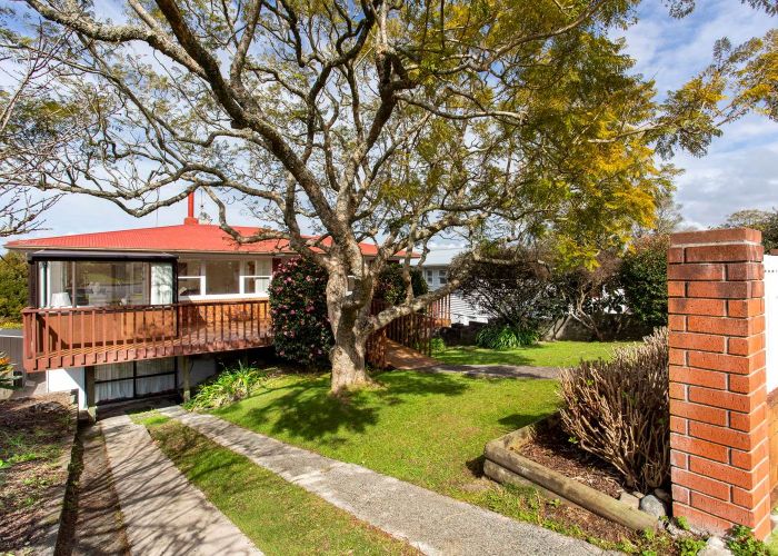  at 32 Valley View Road, Glenfield, North Shore City, Auckland