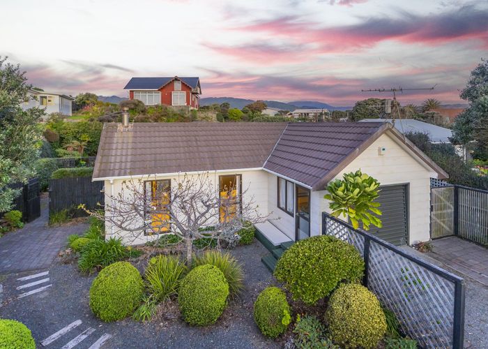  at 50 Field Way, Waikanae Beach, Waikanae