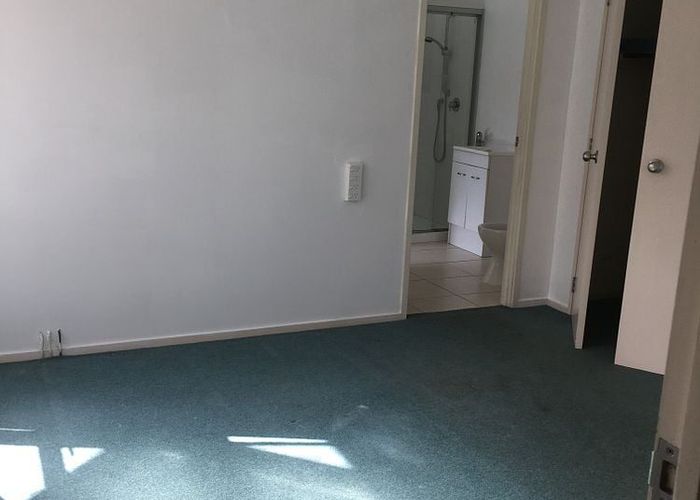  at 2/70 Seaview Road, Glenfield, North Shore City, Auckland