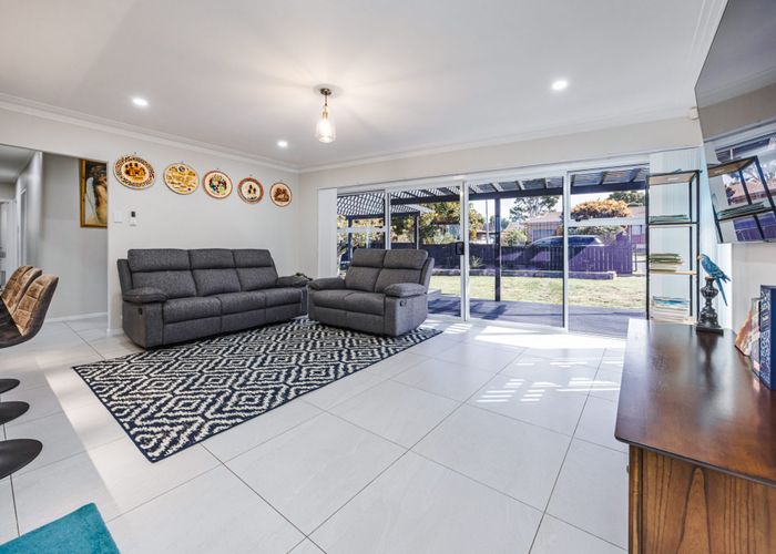  at 6 Lucas Place, Weymouth, Manukau City, Auckland