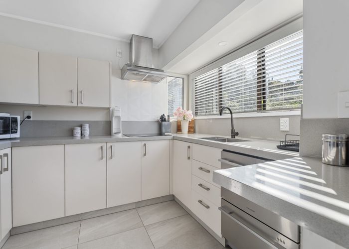  at 27 Pohutukawa Avenue, Shelly Park, Manukau City, Auckland