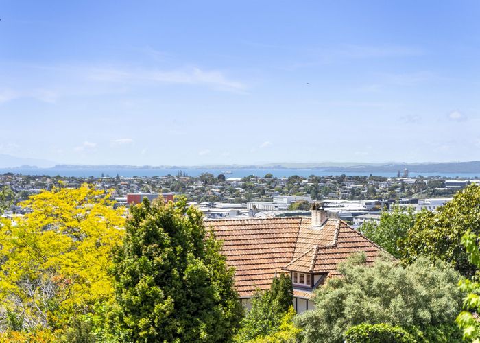  at 2/15 Chivalry Road, Glenfield, North Shore City, Auckland