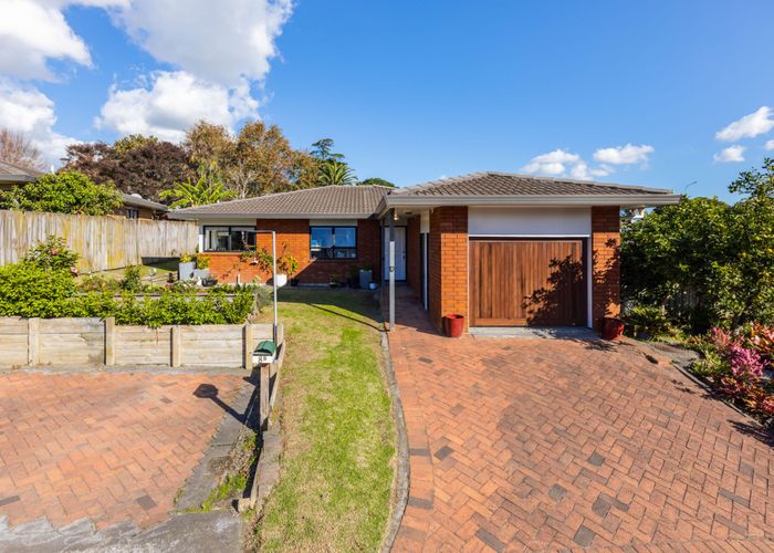  at 2/8 Lochend Place, Highland Park, Manukau City, Auckland