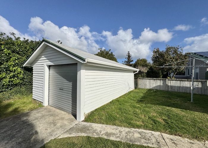  at 1 Woodford Ave, Henderson, Waitakere City, Auckland