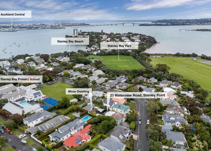  at 21 Waterview Road, Stanley Point, Auckland