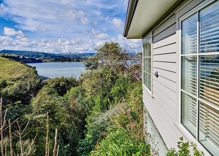  at 21 Pendennis Point, Camborne, Porirua