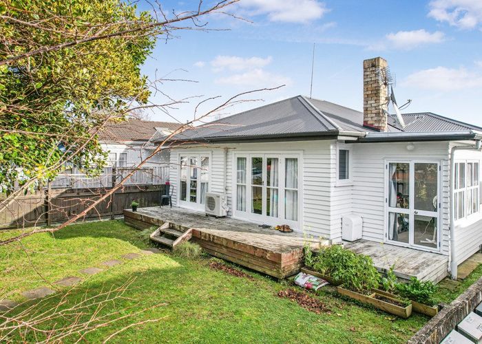  at 219 Fox Street, Hamilton East, Hamilton
