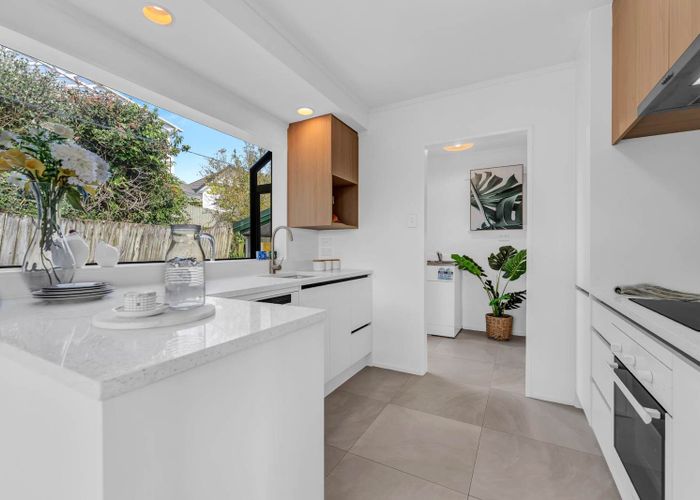  at 2/17 Exeter Place, Unsworth Heights, North Shore City, Auckland