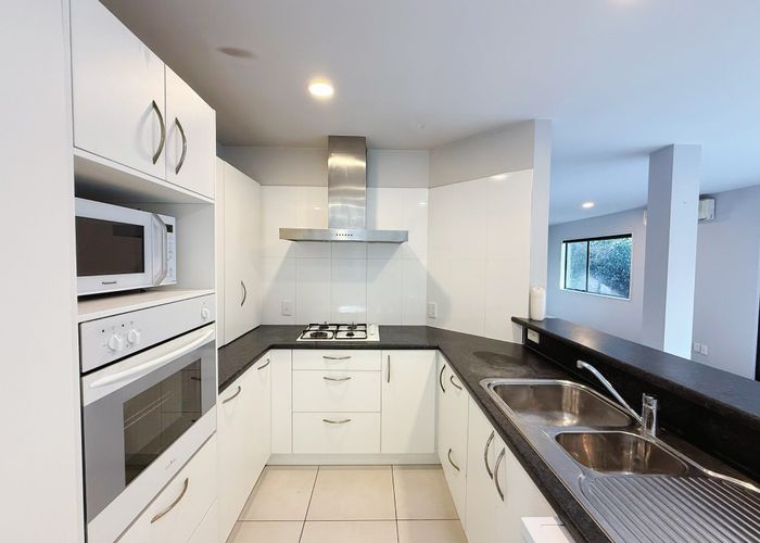  at 2/252 East Coast Road, Forrest Hill, North Shore City, Auckland