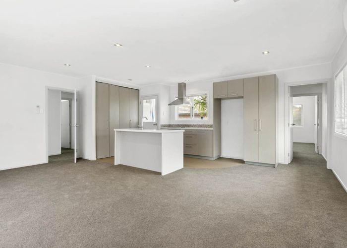  at 6 Rixon Place, Te Atatu Peninsula, Waitakere City, Auckland