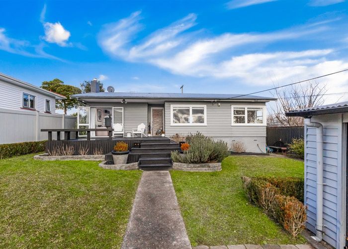  at 2/29 Sunnyfield Crescent, Glenfield, Auckland