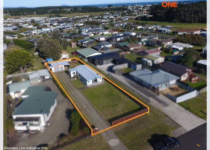  at 8 Hennsessy Street East, Foxton Beach, Horowhenua, Manawatu / Whanganui