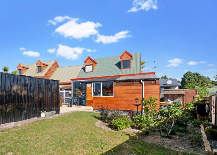  at 2/8 Leven Lane, Totara Heights, Manukau City, Auckland