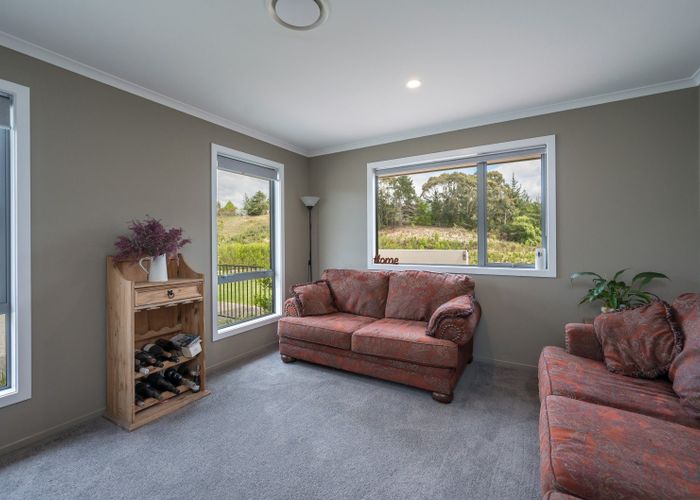  at 9 Kohuhu Lane, Redwood Valley