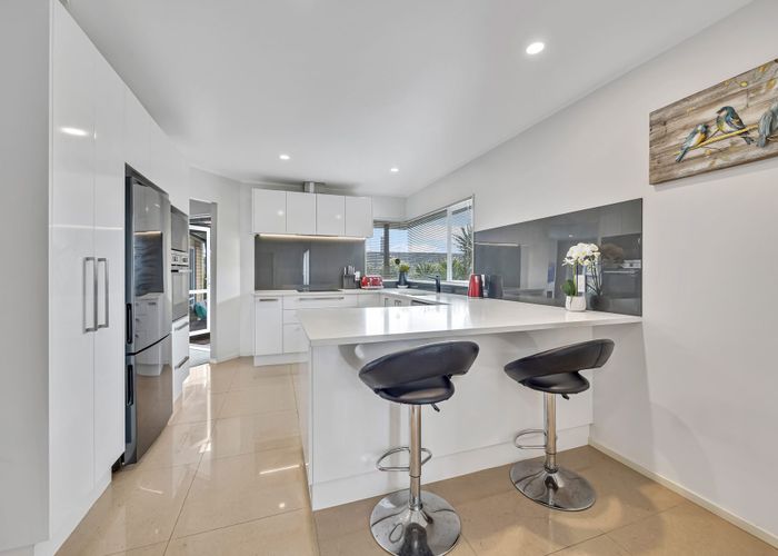  at 6 Hanly Close, West Harbour, Auckland