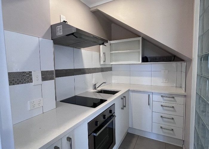  at 16 Kerlin Cres (left unit), West Harbour, Waitakere City, Auckland
