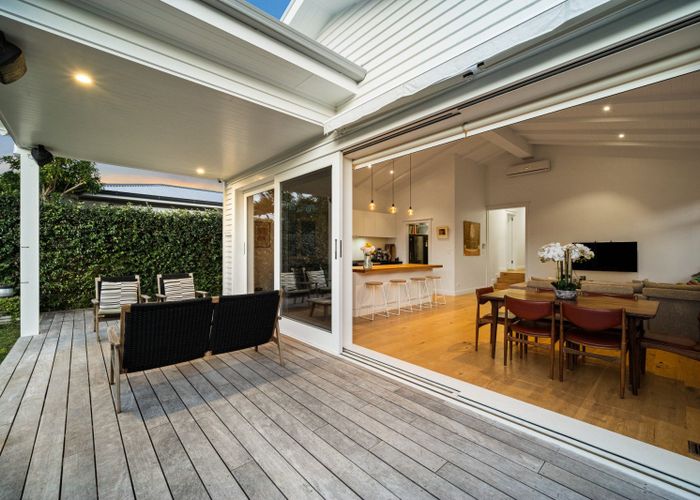  at 4 Seacombe Road, Point Chevalier, Auckland