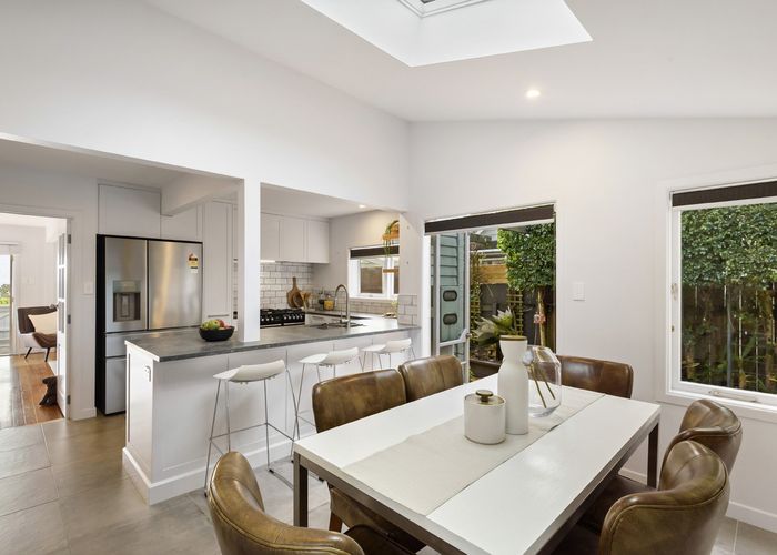  at 31 Winscombe Street, Belmont, Auckland