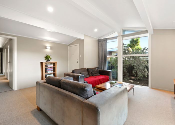  at 8 Fleming Place, Chedworth, Hamilton