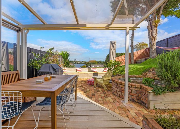  at 10/72 Kitchener Road, Milford, Auckland