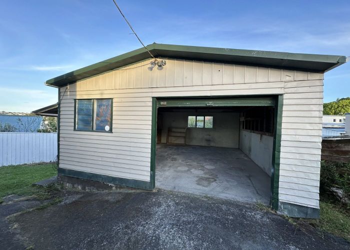  at 82 Boundary Road, Blockhouse Bay, Auckland