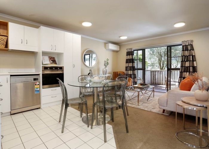  at 27/8 Carolina Place, Albany, North Shore City