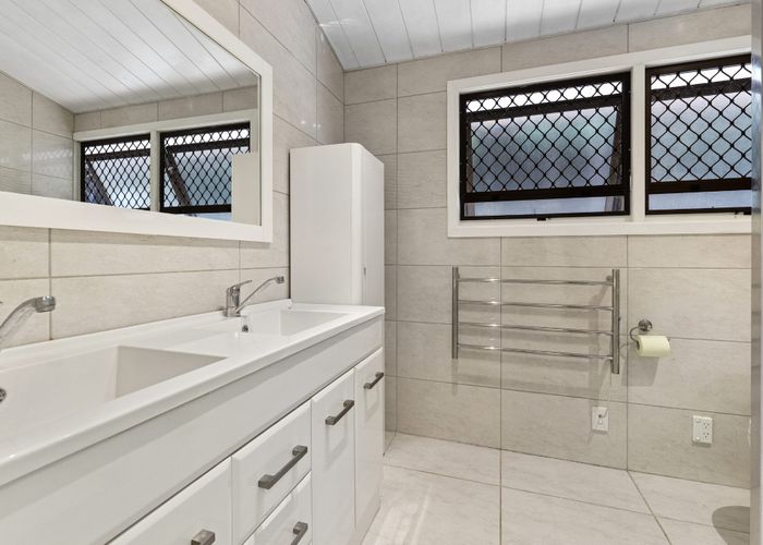  at 20 Barker Rise, Northcross, Auckland