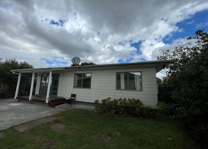  at 3 Poinsettia Place, Henderson, Auckland