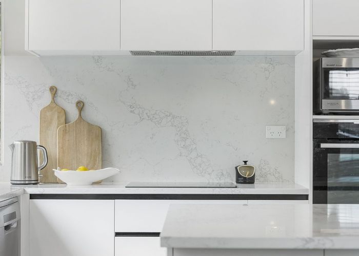  at 1/142 Sunset Road, Unsworth Heights, North Shore City, Auckland