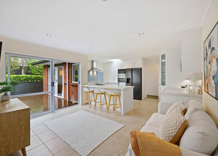  at 6 Camira Place, Botany Downs, Manukau City, Auckland