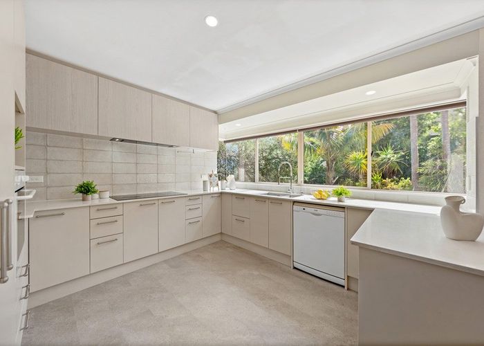  at 8 Landvale Court, Browns Bay, North Shore City, Auckland