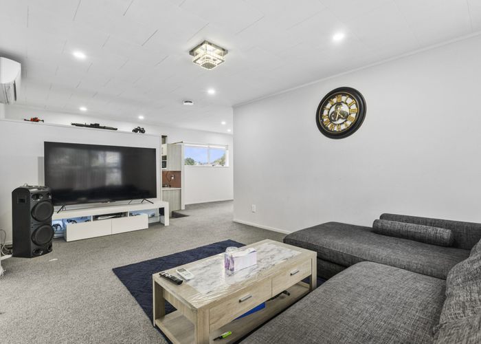  at 2/12 Phoenix Place, Papatoetoe, Manukau City, Auckland