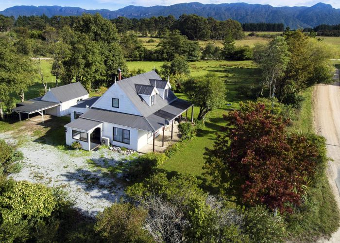  at 2073 Takaka-Collingwood Highway, Collingwood