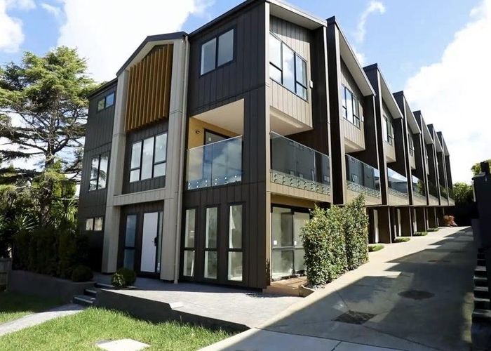  at 4/30 Potter Avenue, Northcote, Auckland