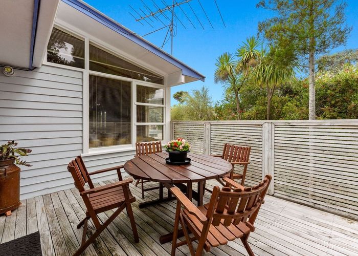  at 16 Rosalind Road, Glenfield, Auckland