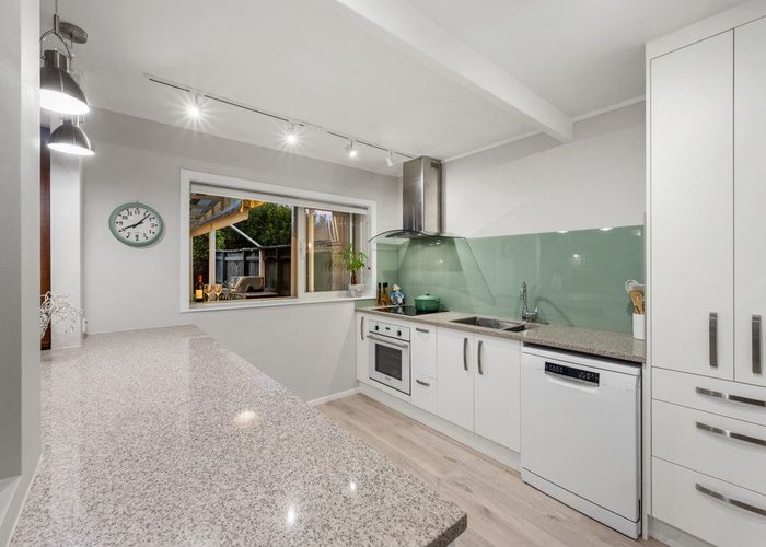  at 2/13A Wilbur Place, Sunnyhills, Manukau City, Auckland