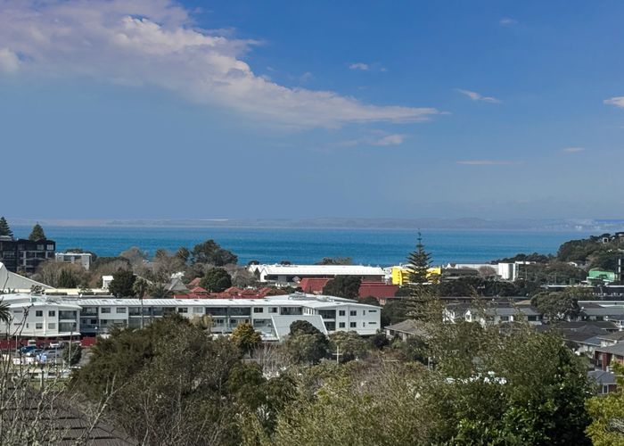  at 33 Woodlands Crescent, Browns Bay, North Shore City, Auckland