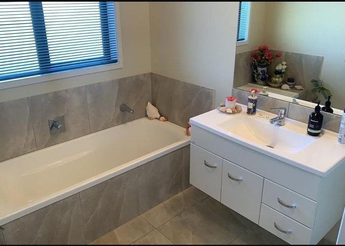  at 16 Highgrove Drive, Grandview Heights, Hamilton