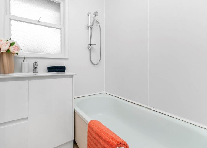  at 2/11 Peary Road, Mount Eden, Auckland