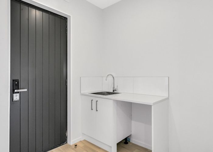  at 4/22 Fitzgerald Road, Mount Wellington, Auckland